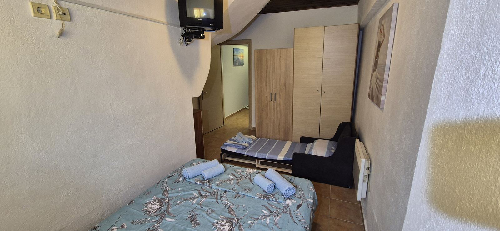 Bunterakis 2 bedroom and armchair